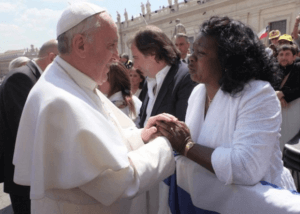 El Papa Francisco saluda a Berta Soler, líder de las Damas de Blanco.