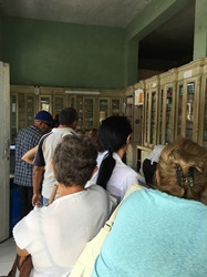 Filas en las farmacias cubanas para obtener medicamentos. Foto de Yoandy Izquierdo Toledo.