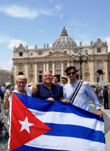 una-bandera-cubana-en-el-centro-de-la-catolicidad