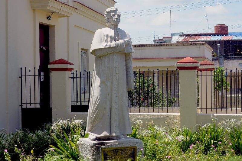 Primera estatua de cuerpo entero de Félix Varela en cuba, ubicada en los jardines de la catedral de Pinar del Río. Obra del escultor José M. Pérez Véliz.