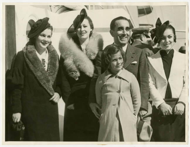 Miguel Mariano junto a su esposa e hijas durante su viaje al sur de California en 1936, parte de una gira por Estados Unidos siendo aún presidente electo.