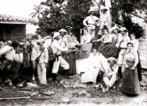 Grupo de mambisas y mambises durante la Guerra de independencia. Fotógrafo anónimo. Tomada de internet.